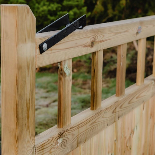 Rustic Cottage-Style Entrance Gates with Elegant Slatted Detail