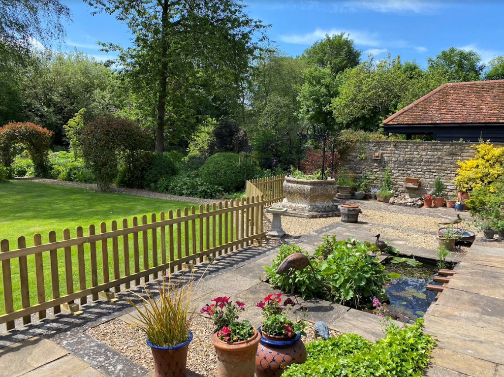 Garden Showing a wooden Free Standing Picket Fence