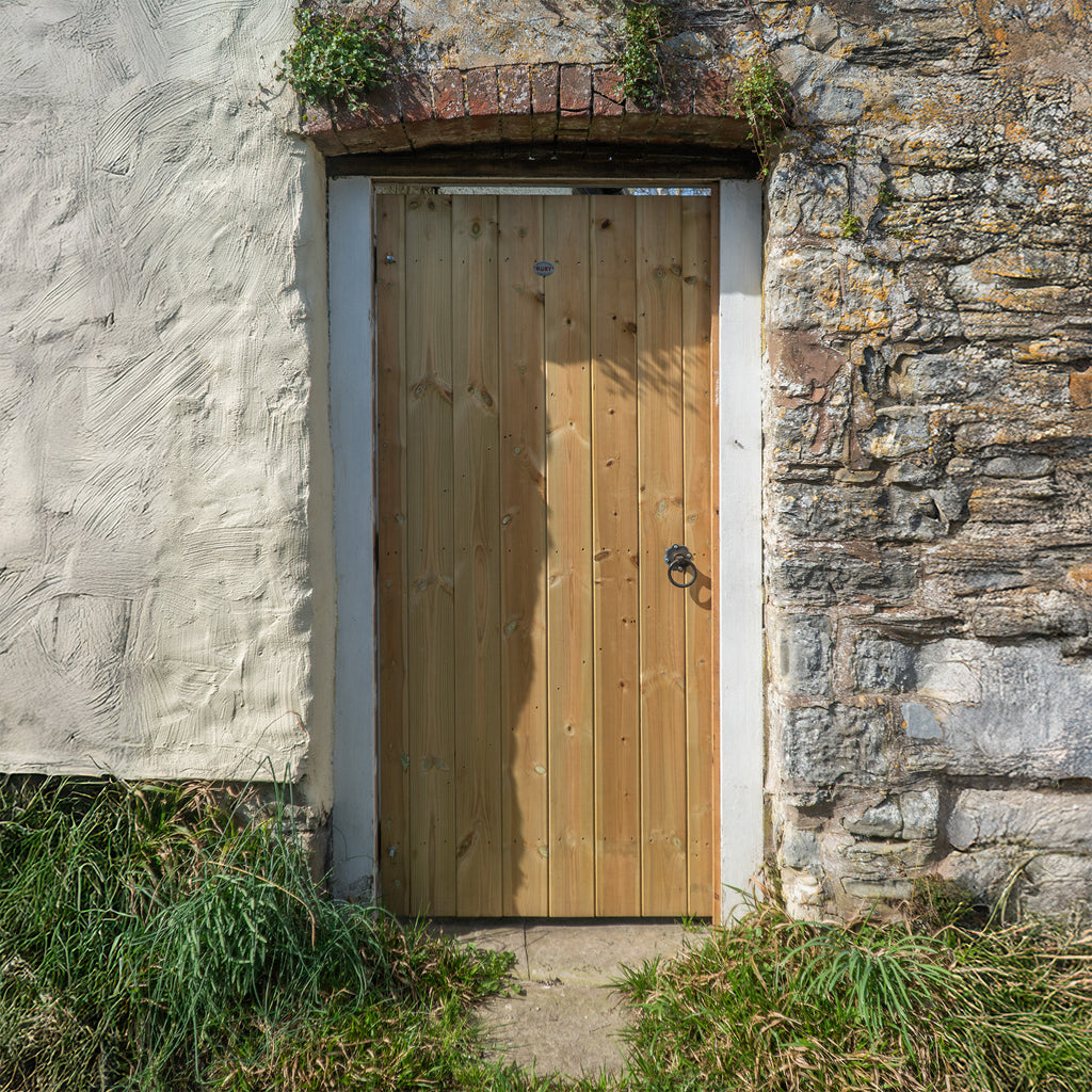 Lifestyle shot of Wellington side gate