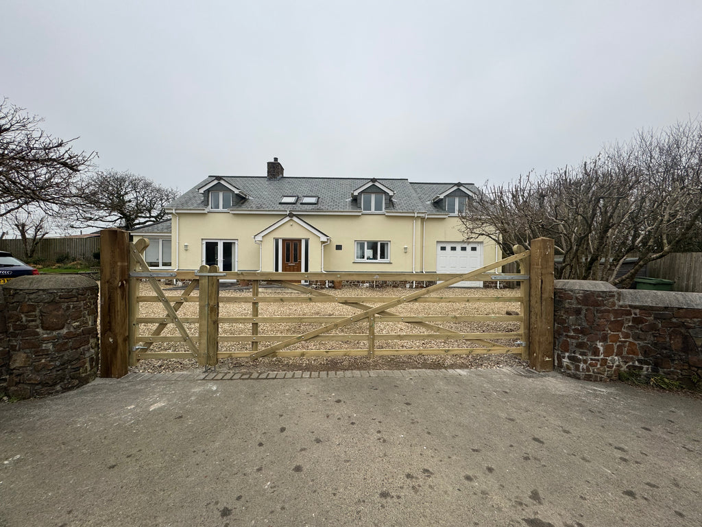The Exbourne Curved Heel Planed Gate in use 