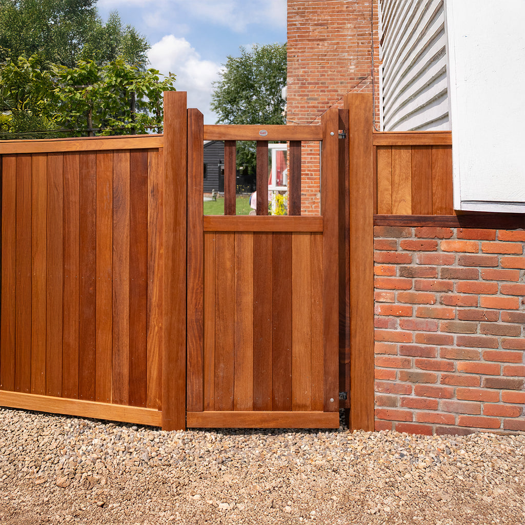 Lifestyle picture of an Iroko side gate