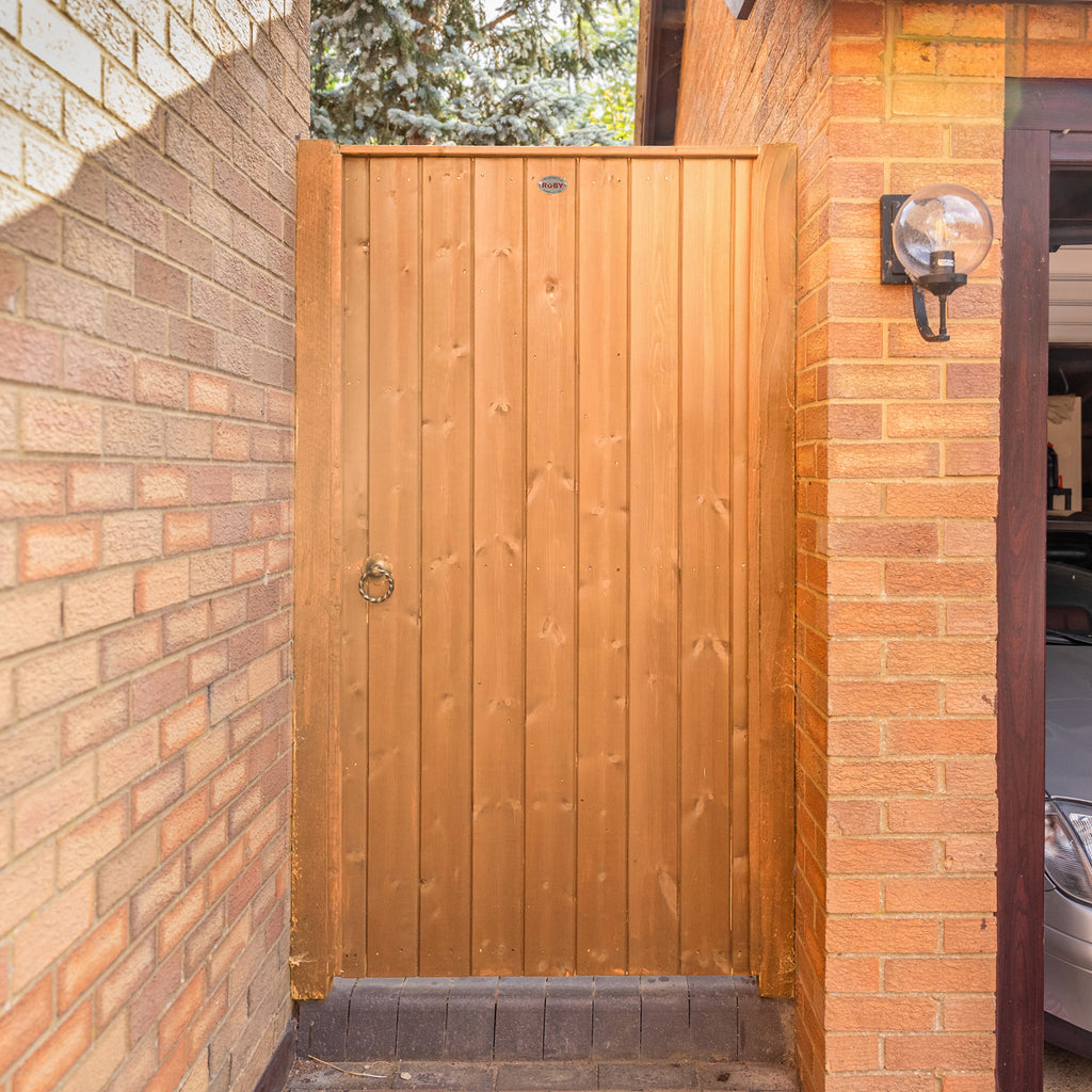 Lifestyle image of Lynton side gate