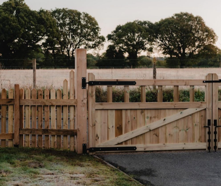 Cottage Mortise and Tenon T&G Entrance Gate (Pair) in use
