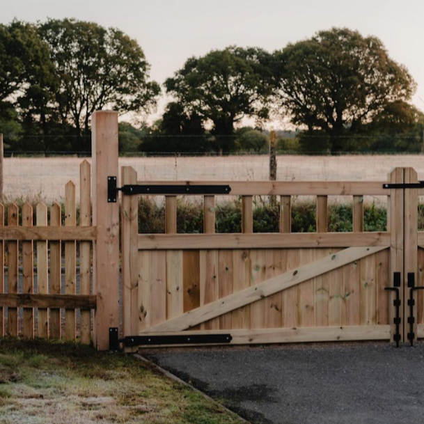 Short wood shop gate