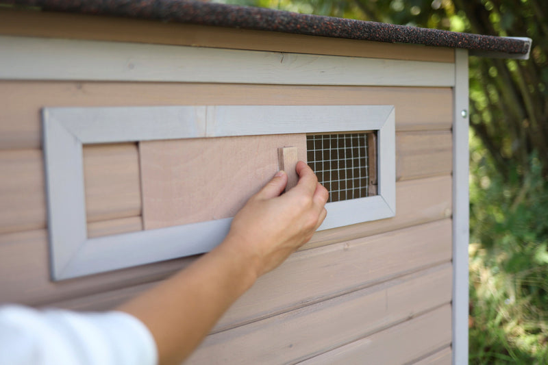 Close up of Kerbl dog kennel window