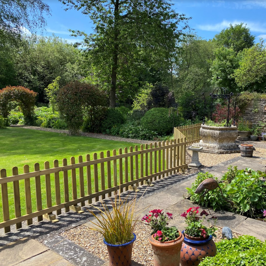 Garden Showing a wooden Free Standing Picket Fence