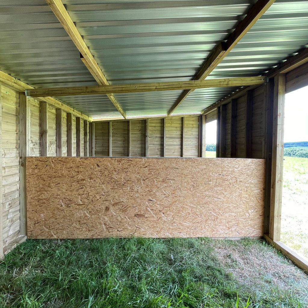A half height partitioning wall for a stable