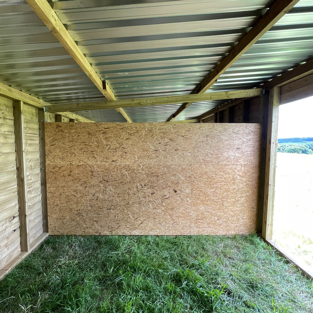 A full height partitioning wall for a stable